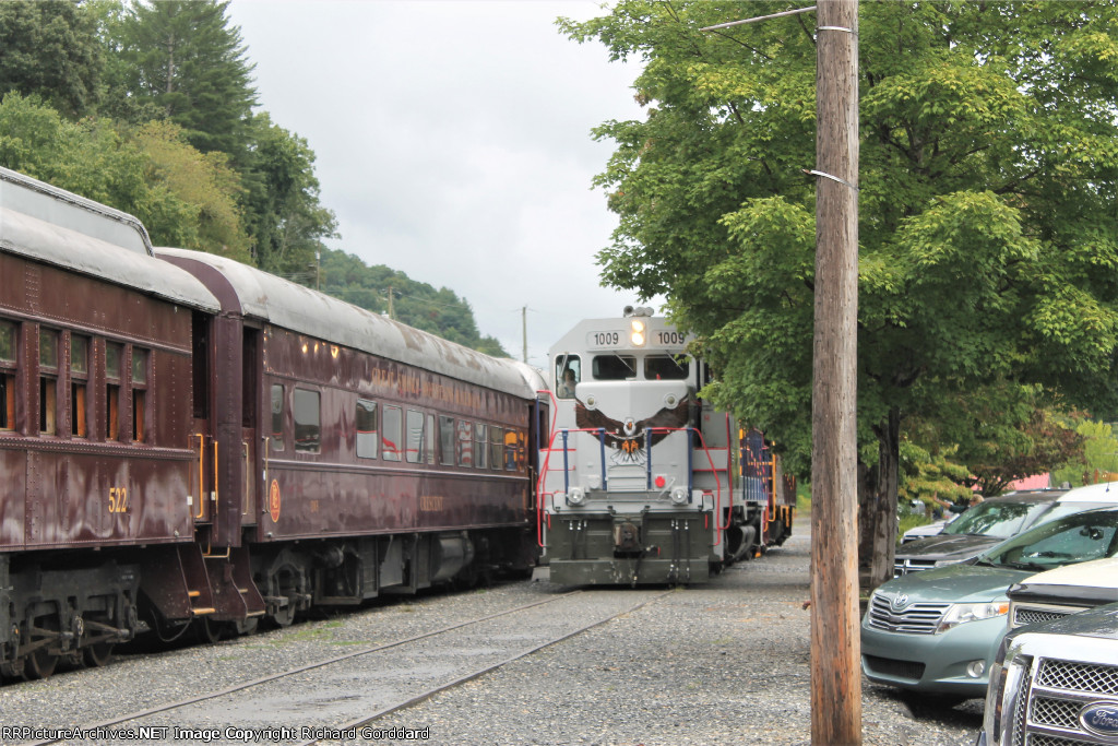 GSMR 1009 running around the train